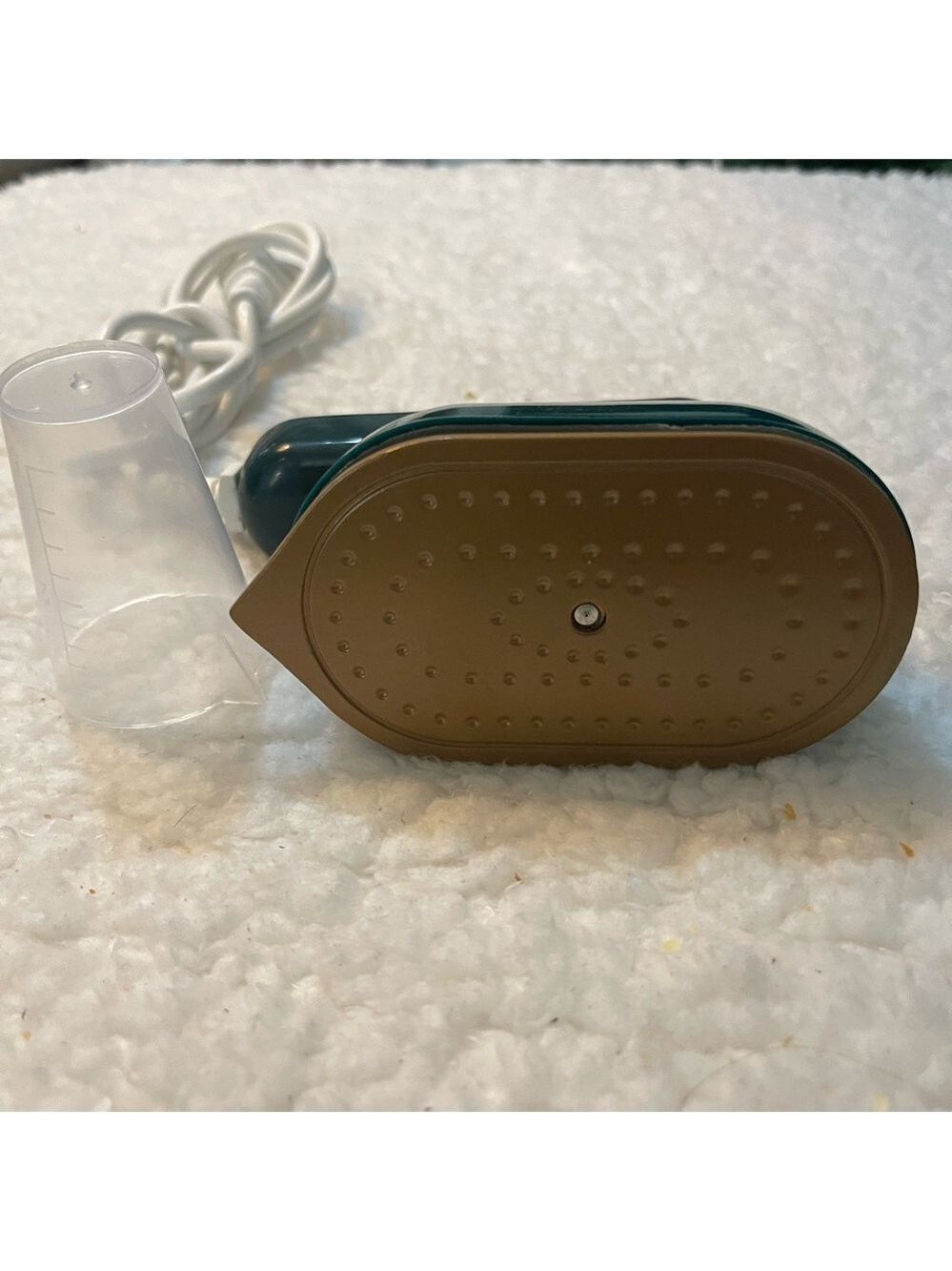 Compact Green Handheld Steamer - Picture 2 of 4